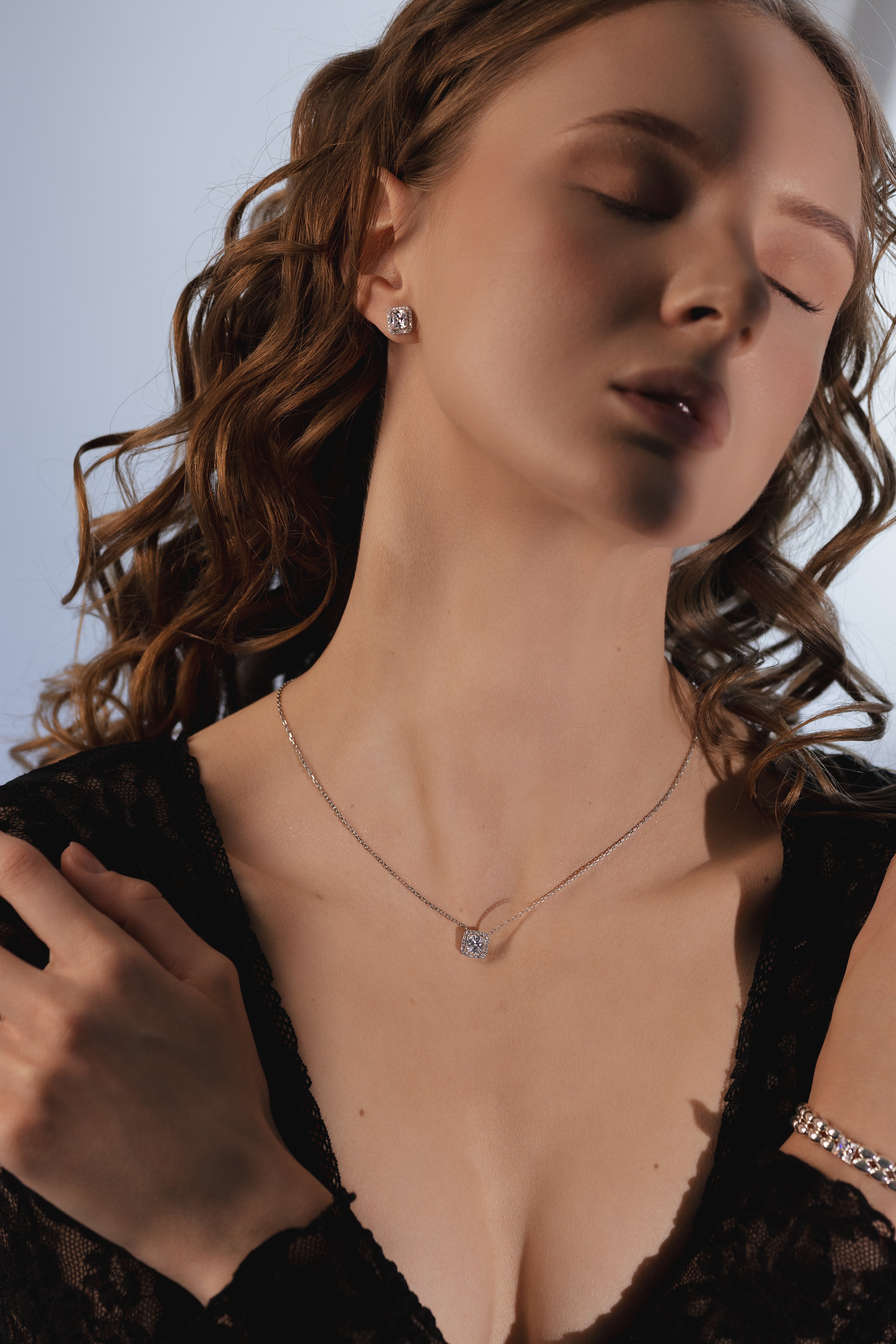 ONE MUASSANITE earrings