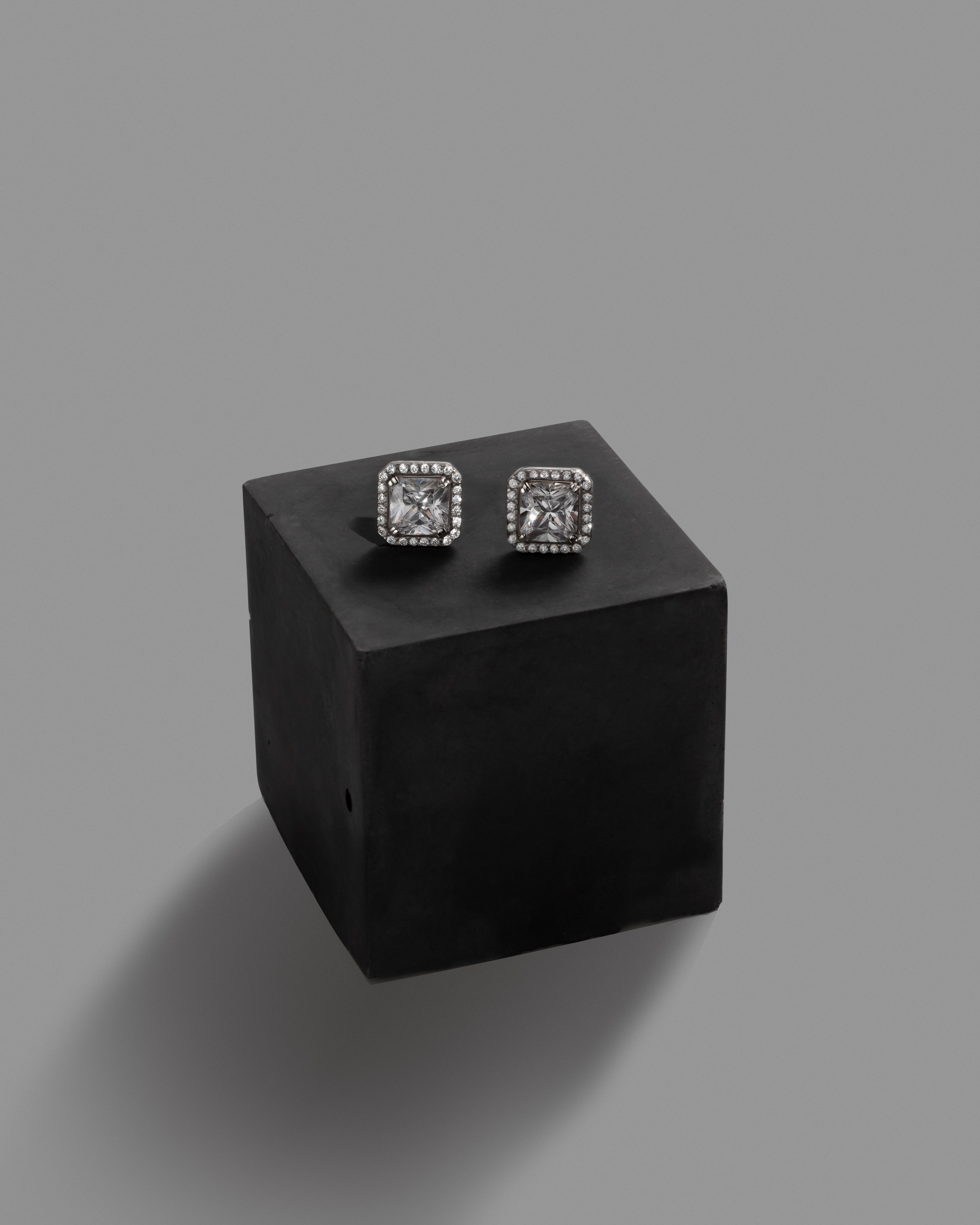 ONE MUASSANITE earrings